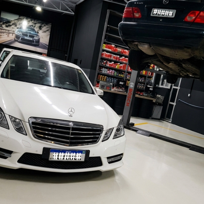 Mercedes-Benz e outro veículo no elevador da Oficina WNS