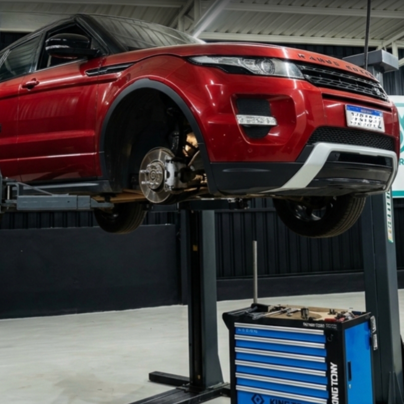 Range Rover Evoque no elevador durante serviço de suspensão e freios